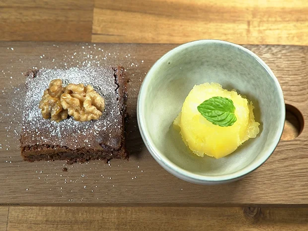 Orangensorbet mit Schokokuchen und karamellisierten Walnüssen - Rezept - Bild Nr. 2