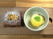 Orangensorbet mit Schokokuchen und karamellisierten Walnüssen - Rezept - Bild Nr. 2