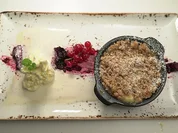 Vanilleeis mit Apfelcrumble und Beerenvariation - Rezept - Bild Nr. 2