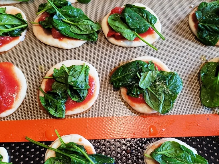 Biggi`s kleine Spinat Pizzen (kalt oder warm ein Genuss) - Rezept - Bild Nr. 15434