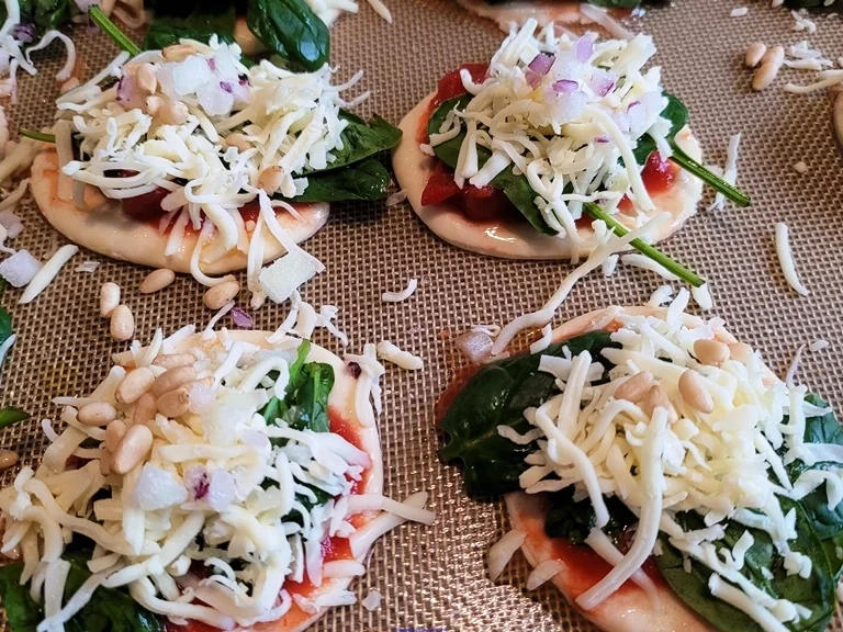 Biggi`s kleine Spinat Pizzen (kalt oder warm ein Genuss) - Rezept - Bild Nr. 15436