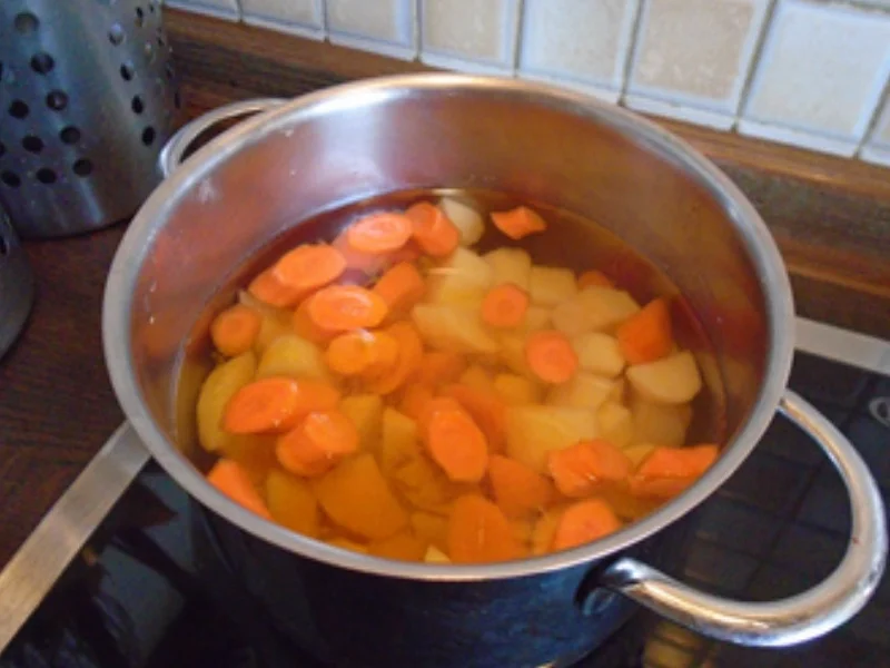 Alaska Seelachsfilet mit Rahm-Blattspinat und Möhren-Kartoffel-Stampf - Rezept - Bild Nr. 12