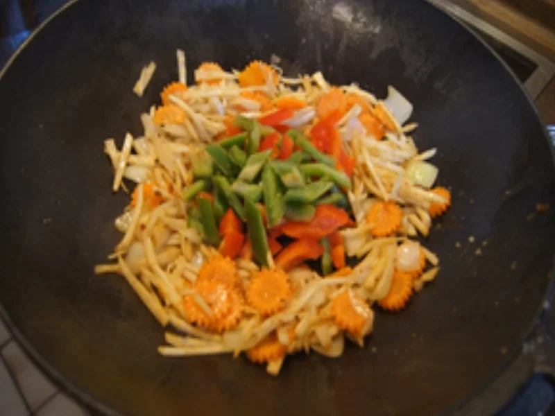 Schweinefilet ausgebacken, mit Gemüse süß-sauer und Mie-Nudeln - Rezept - Bild Nr. 15465