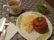 Gefüllte Paprikaschoten- Naturreis- und kleinem Salat. - Rezept - Bild Nr. 15441