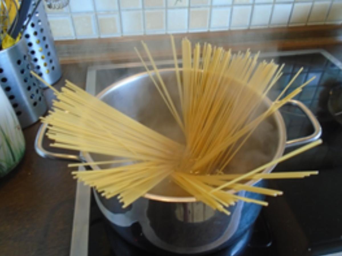 Spaghetti mit Schalotte, Knoblauch und Walnüssen - Rezept - Bild Nr. 14