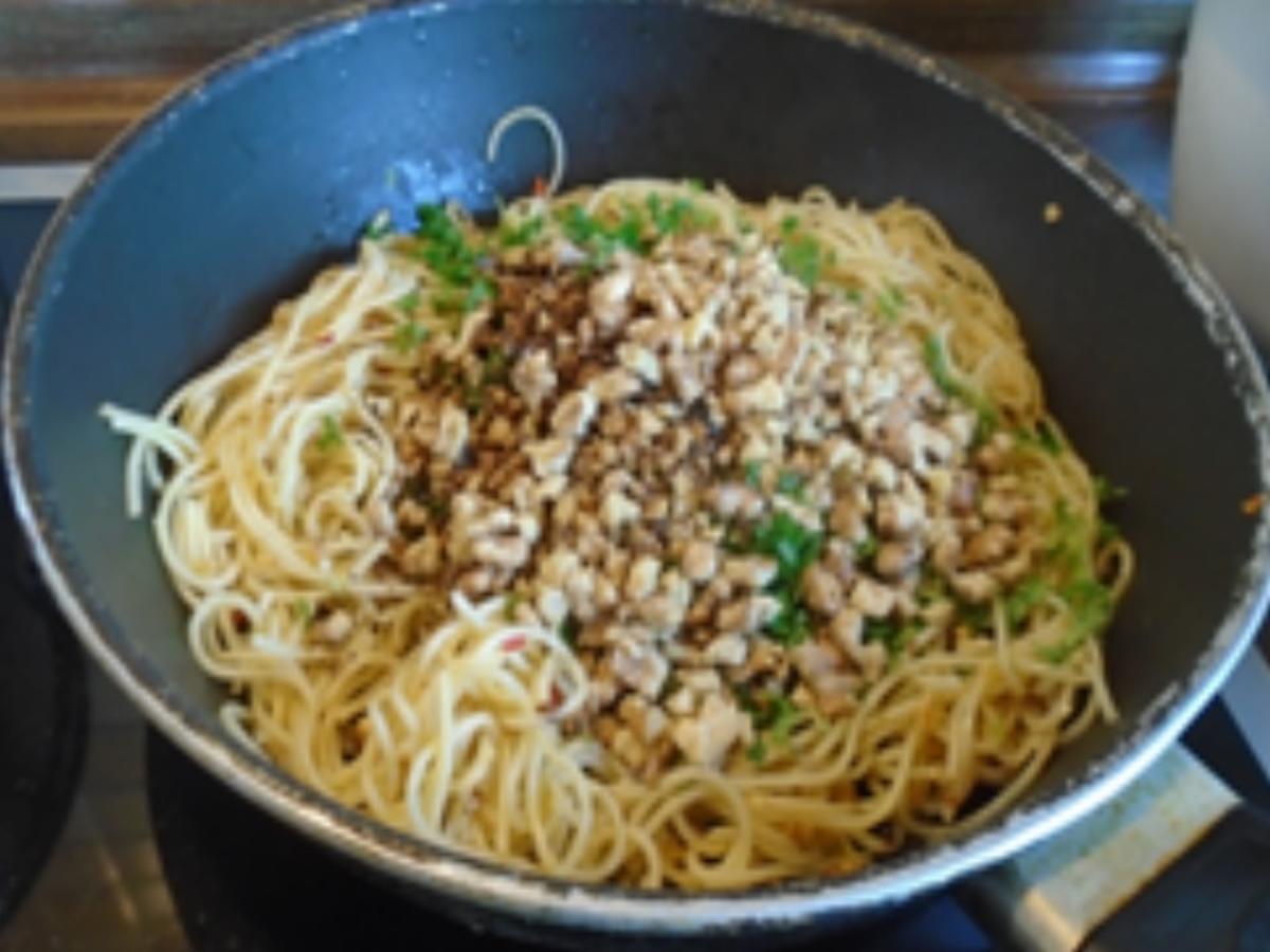 Spaghetti mit Schalotte, Knoblauch und Walnüssen - Rezept - Bild Nr. 21