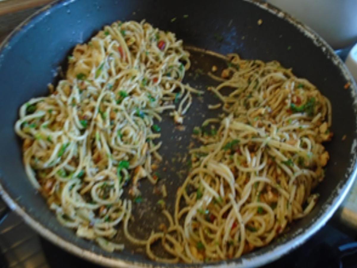 Spaghetti mit Schalotte, Knoblauch und Walnüssen - Rezept - Bild Nr. 25