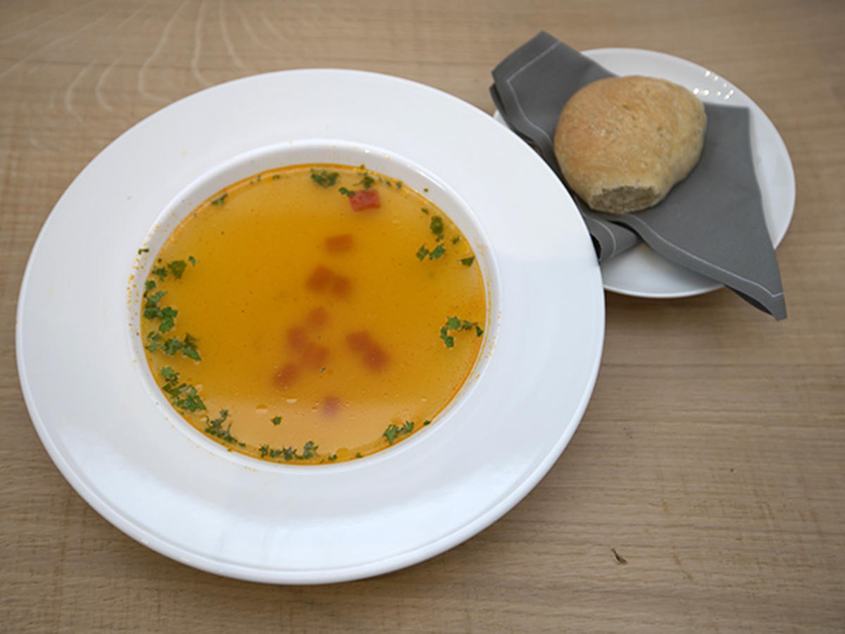 Tomatensuppe mit Brot und Kräuterbuttter - Rezept - kochbar.de