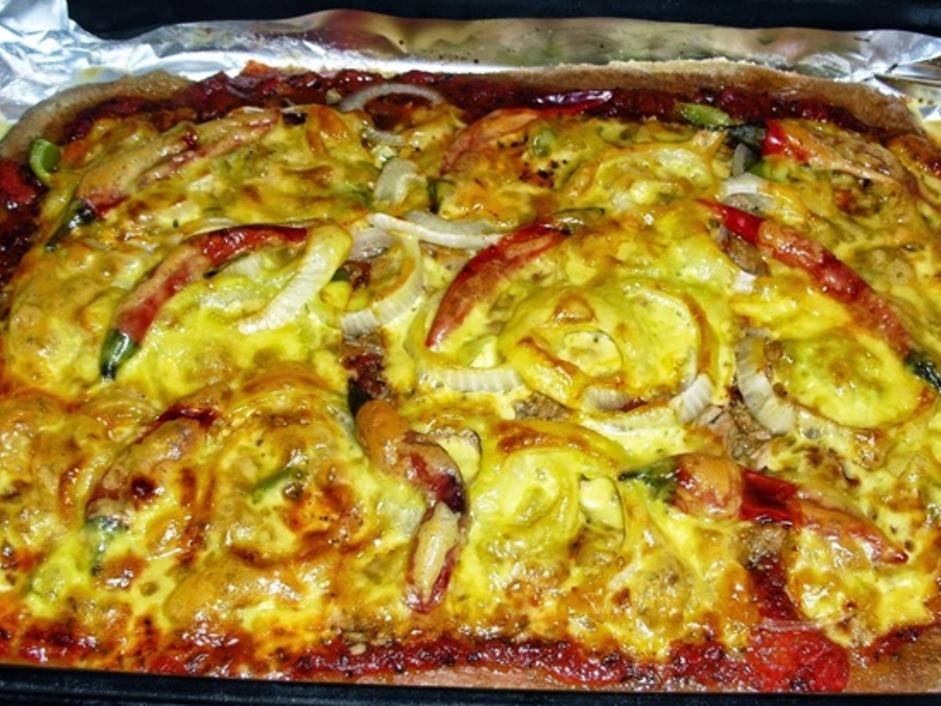 Rustikale Pizza mit Thunfisch - kulinarische Weltreise 02. 2022 ...