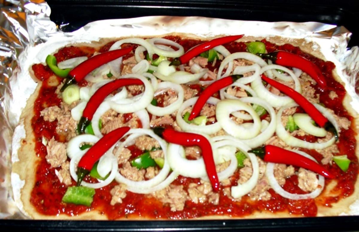 Rustikale Pizza mit Thunfisch - kulinarische Weltreise 02. 2022 - Rezept - Bild Nr. 15449