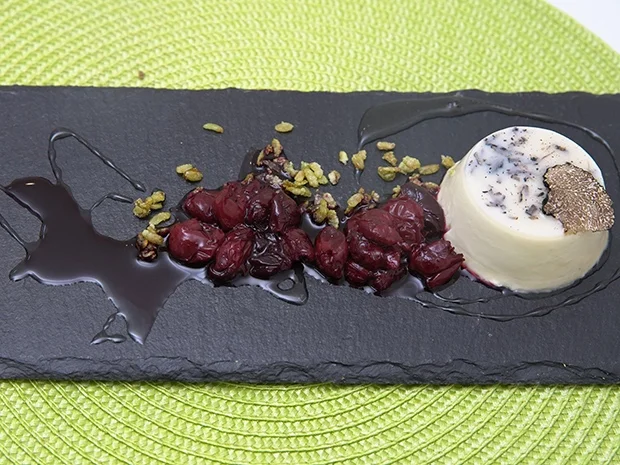 Rezept: Trüffel Panna Cotta mit Trüffel Honig und Kirsch-Kompott Bild Nr. 2 Trüffel Panna Cotta mit Trüffel Honig und Kirsch-Kompott - Rezept - Bild Nr. 2