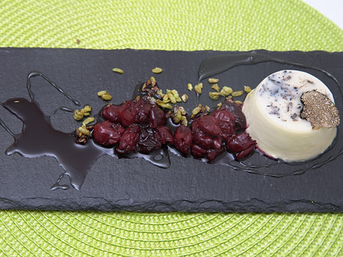 Trüffel Panna Cotta mit Trüffel Honig und Kirsch-Kompott - Rezept ...