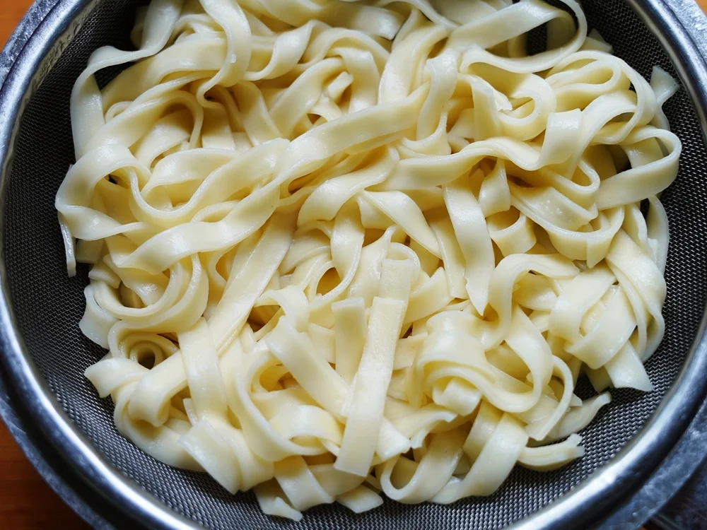 Doppelgesichtige gebratene Weizenbandnudeln - Rezept - Bild Nr. 15448