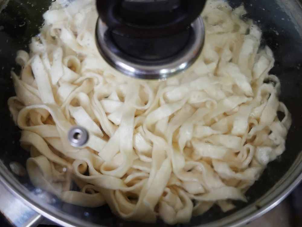 Doppelgesichtige gebratene Weizenbandnudeln - Rezept - Bild Nr. 15449