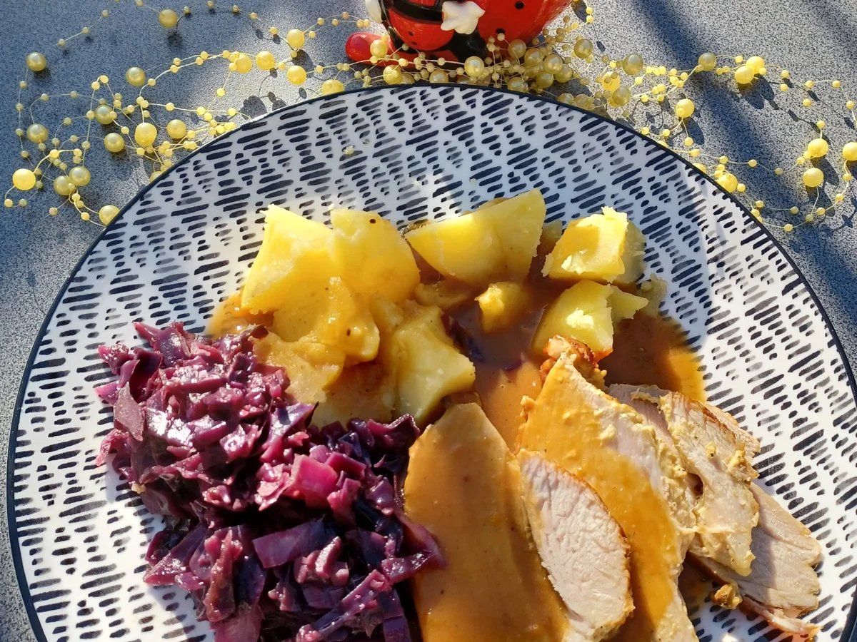 Schweinebraten mit Rotkohl und Salzkartoffeln - Rezept - Bild Nr. 2