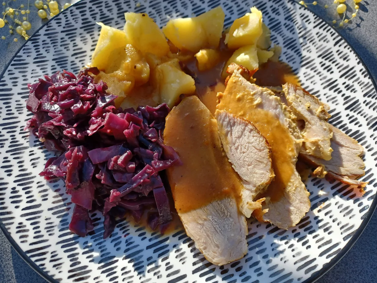 Schweinebraten mit Rotkohl und Salzkartoffeln - Rezept - Bild Nr. 3