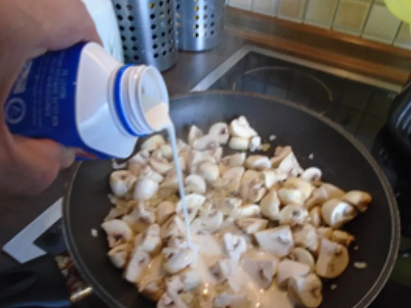 Spätzle-Champignon-Rahm-Pfanne - Rezept - Bild Nr. 9