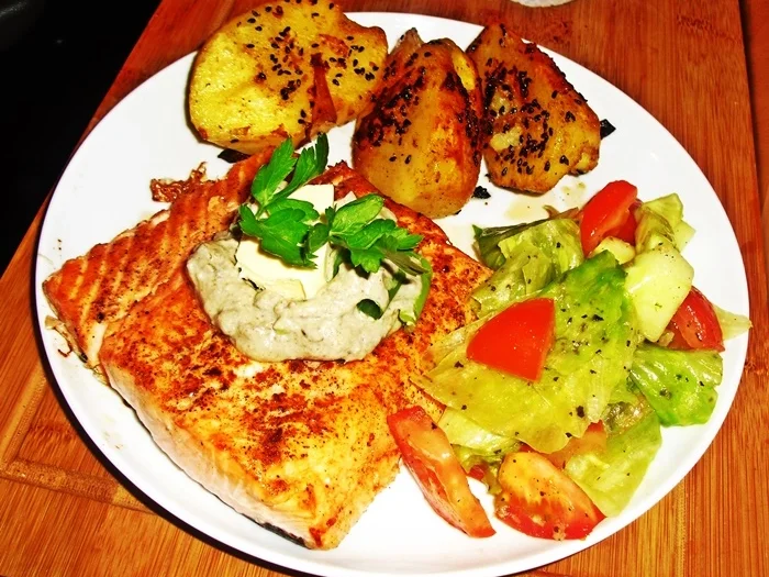 Lachsfilet mit Avocadocreme und Sesamkartoffeln - Rezept - Bild Nr. 15448