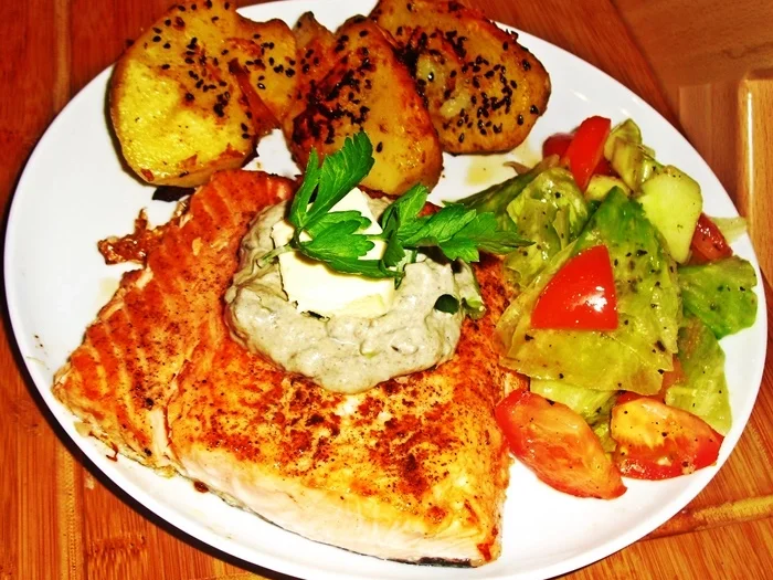 Lachsfilet mit Avocadocreme und Sesamkartoffeln - Rezept - Bild Nr. 15458