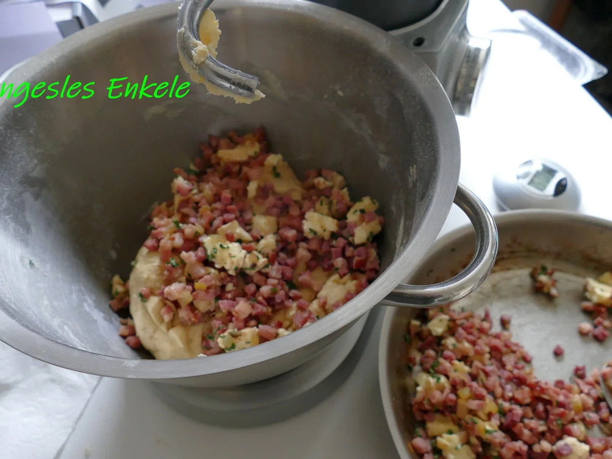 Gugelhupf Elsäßer Art mit Munsterkäse und Speck - Rezept - Bild Nr. 15451