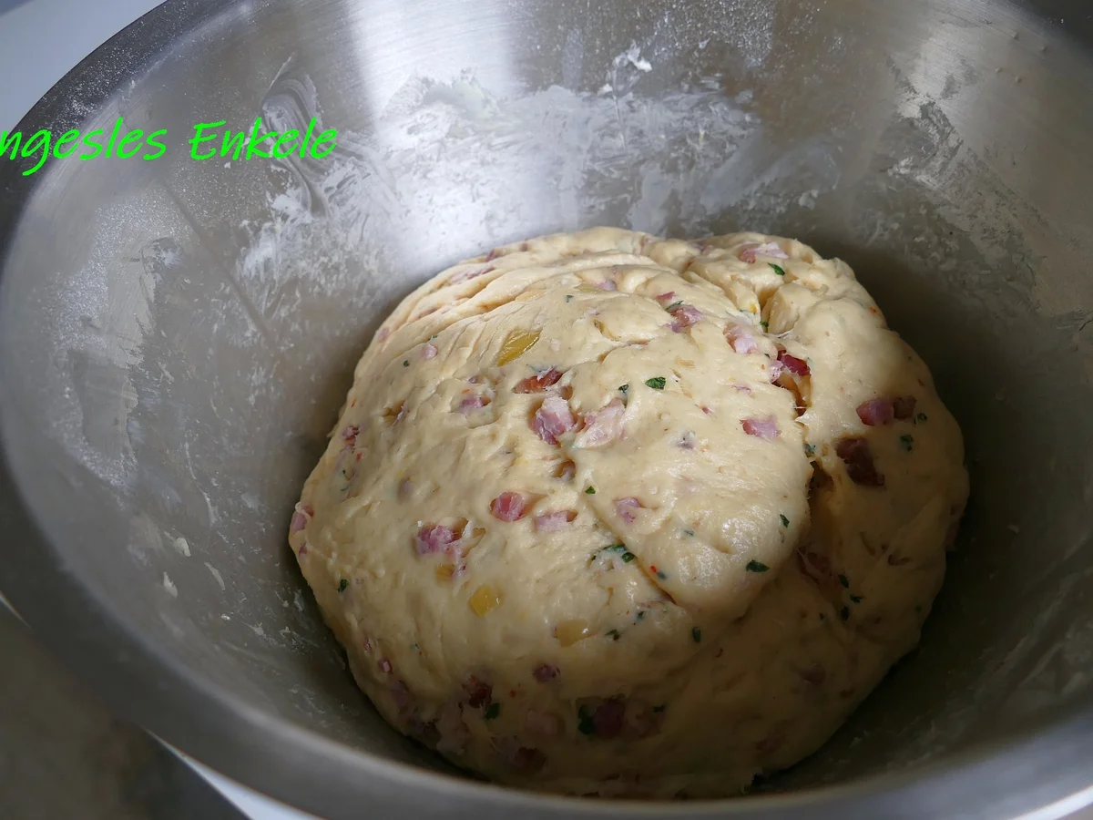 Gugelhupf Elsäßer Art mit Munsterkäse und Speck - Rezept - Bild Nr. 15452