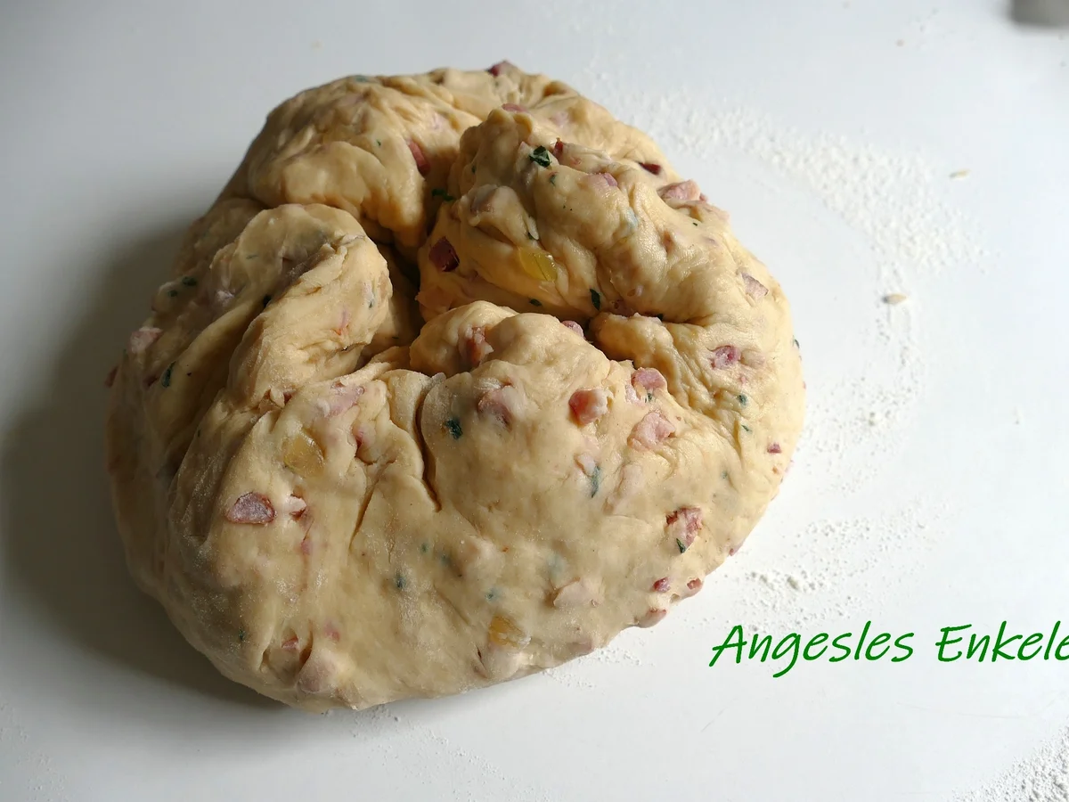 Gugelhupf Elsäßer Art mit Munsterkäse und Speck - Rezept - Bild Nr. 15453