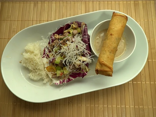 Laab Ped (Lauwarmer Entenfleischsalat) mit Frühlingsrollen und Erdnusssoße - Rezept - Bild Nr. 2