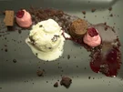 Schokokuchen mit Eiscreme und Kirschmousse - Rezept - Bild Nr. 2