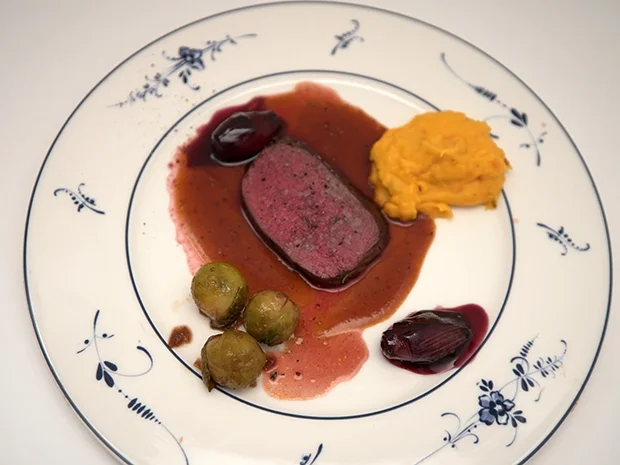 Rosa Hirsch und Rotweinschalotte mit Kartoffel-Kürbispüree und Rosenkohl - Rezept - Bild Nr. 2