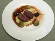 Rehrückenfilet mit Petersilienwurzelpüree, Rosenkohl, Maronen und Granatapfelsoße - Rezept - Bild Nr. 2