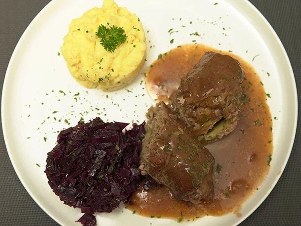 Rinderrouladen mit Kartoffelstampf und Apfelrotkohl - Rezept - Bild Nr. 2