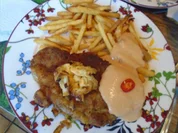 Nackenkotelett mit Sambal Sauce, Pommes Frites und Chinakohlsalat - Rezept - Bild Nr. 2