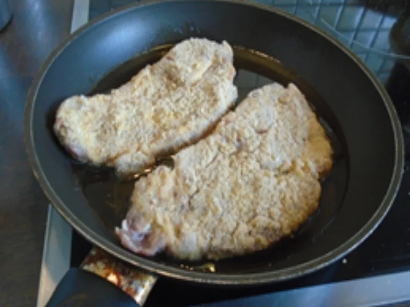 Rezept: Nackenkotelett mit Sambal Sauce, Pommes Frites und Chinakohlsalat Bild Nr. 5 Nackenkotelett mit Sambal Sauce, Pommes Frites und Chinakohlsalat - Rezept - Bild Nr. 5