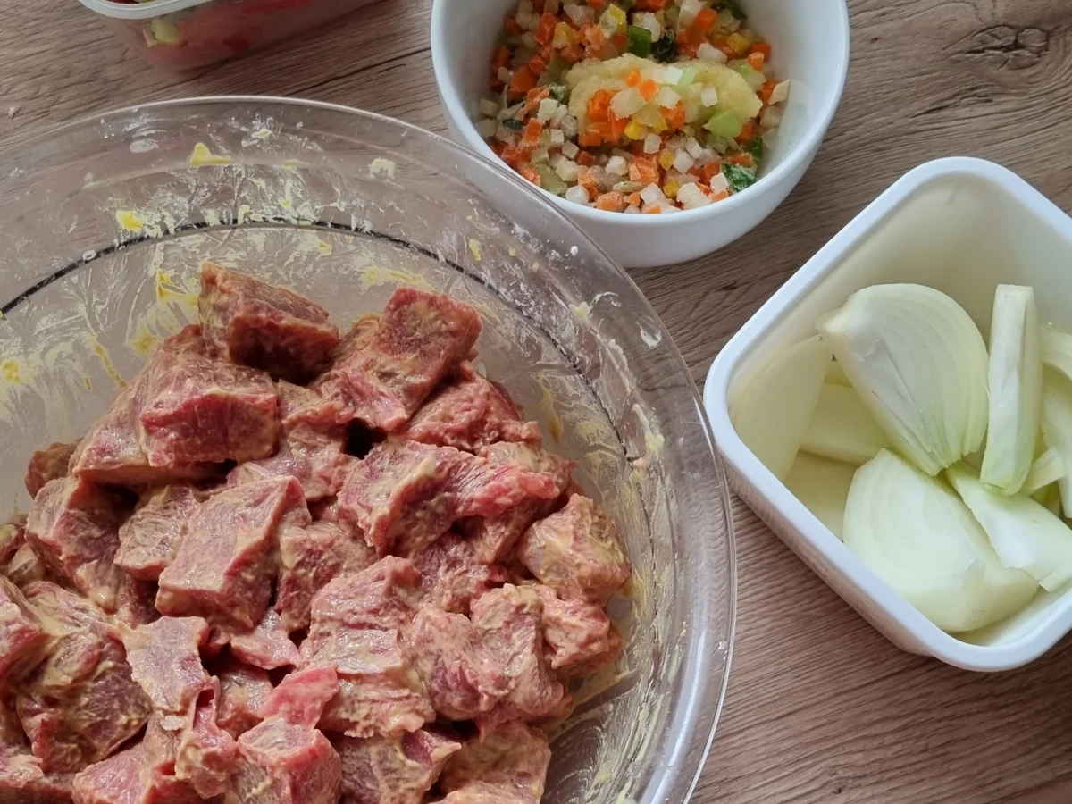 Rindergulasch mit Zwiebeln und Paprika - Rezept - Bild Nr. 15517
