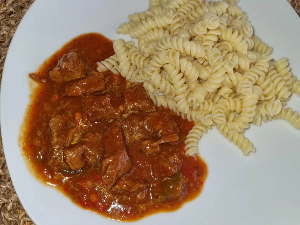 Rindergulasch mit Zwiebeln und Paprika - Rezept - Bild Nr. 15518