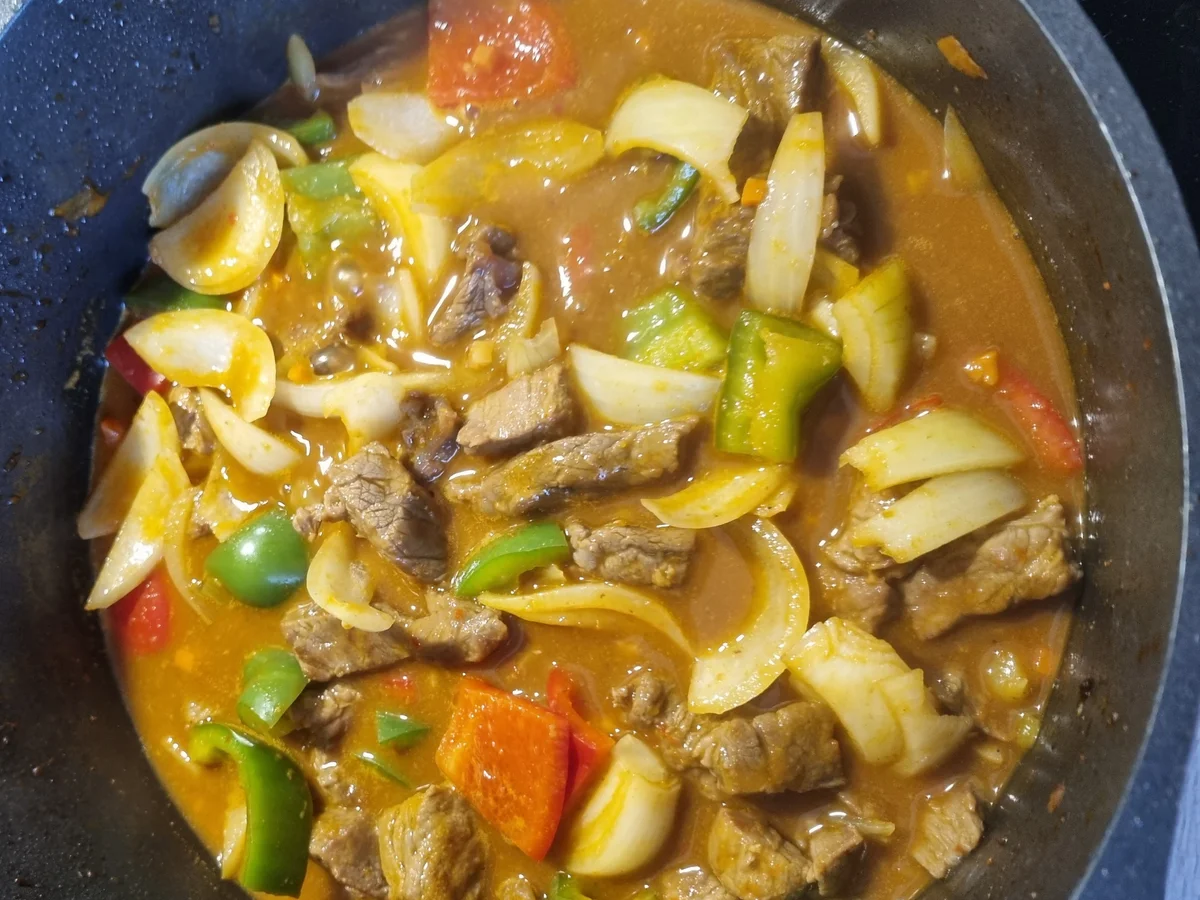 Rindergulasch mit Zwiebeln und Paprika - Rezept - Bild Nr. 15517