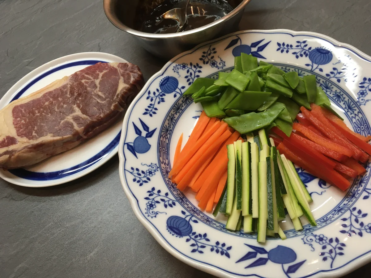 Rezept: Steakstreifen auf süß-saurem Wok-Gemüse Bild Nr. 15531 Steakstreifen auf süß-saurem Wok-Gemüse - Rezept - Bild Nr. 15531