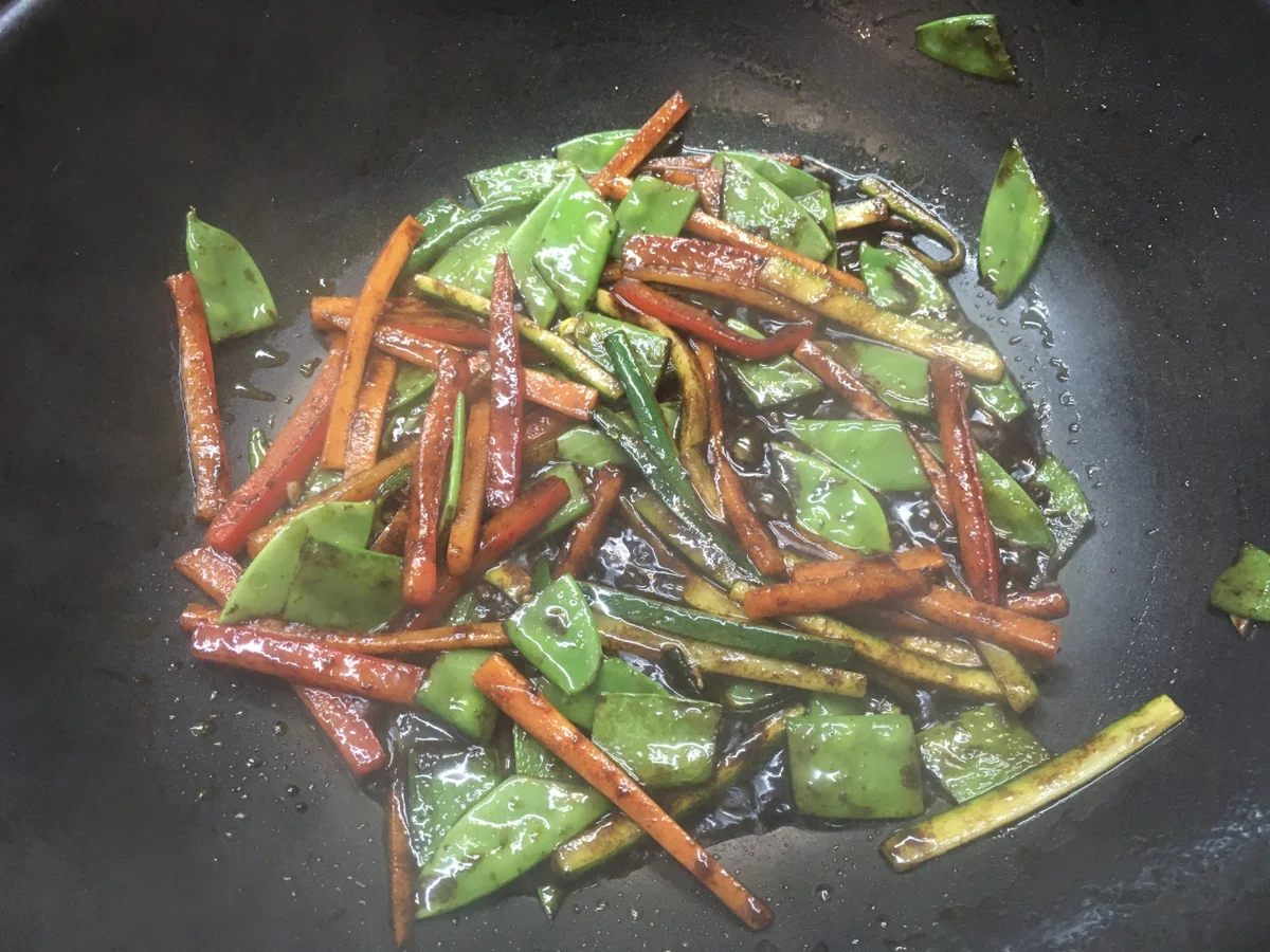 Rezept: Steakstreifen auf süß-saurem Wok-Gemüse Bild Nr. 15535 Steakstreifen auf süß-saurem Wok-Gemüse - Rezept - Bild Nr. 15535