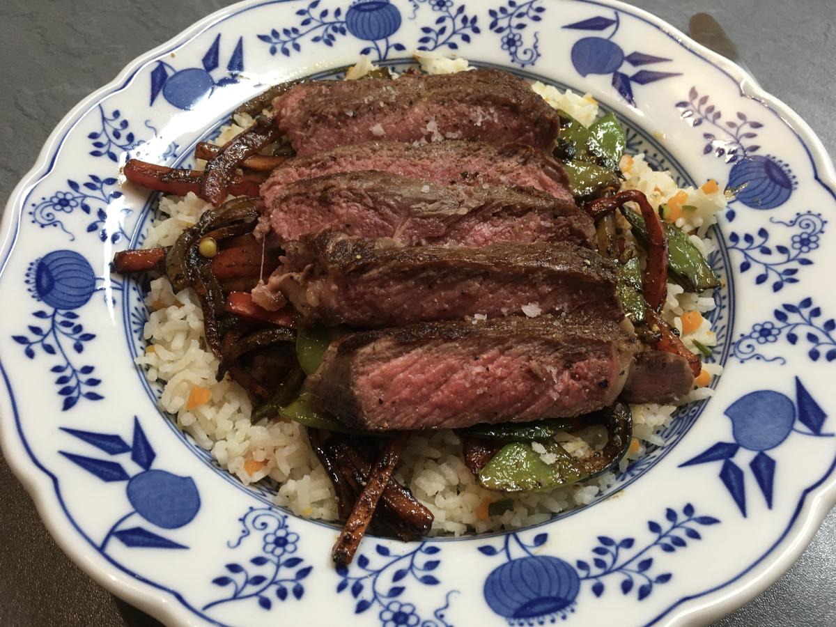 Steakstreifen auf süß-saurem Wok-Gemüse - Rezept - kochbar.de