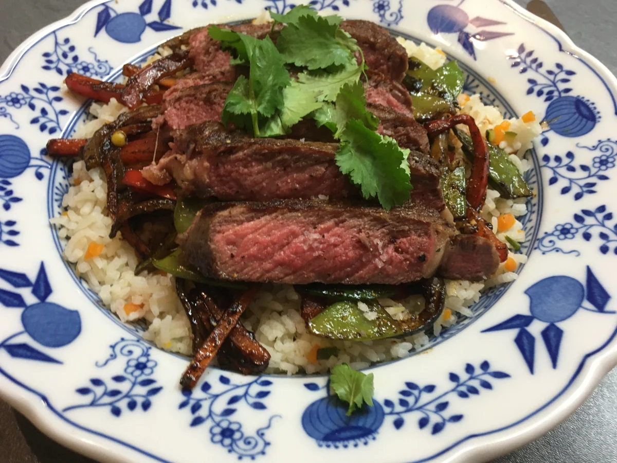 Rezept: Steakstreifen auf süß-saurem Wok-Gemüse Bild Nr. 15537 Steakstreifen auf süß-saurem Wok-Gemüse - Rezept - Bild Nr. 15537