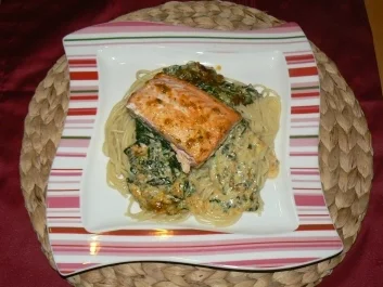 Rezept: Überbackenes Sahne-Lachsfilet auf Bett von Blattspinat Überbackenes Sahne-Lachsfilet auf Bett von Blattspinat - Rezept