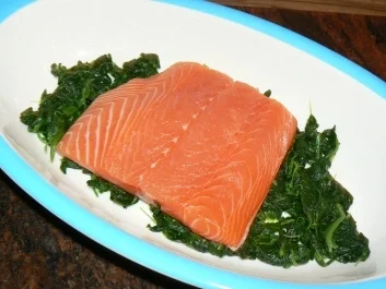 Rezept: Überbackenes Sahne-Lachsfilet auf Bett von Blattspinat Überbackenes Sahne-Lachsfilet auf Bett von Blattspinat - Rezept