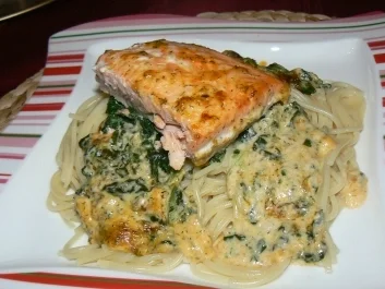 Rezept: Überbackenes Sahne-Lachsfilet auf Bett von Blattspinat Überbackenes Sahne-Lachsfilet auf Bett von Blattspinat - Rezept