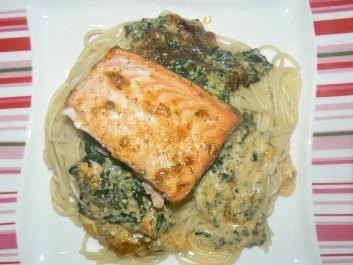 Rezept: Überbackenes Sahne-Lachsfilet auf Bett von Blattspinat Überbackenes Sahne-Lachsfilet auf Bett von Blattspinat - Rezept