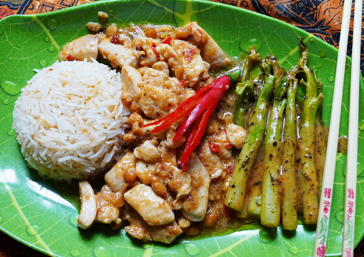 Pikant-scharfes Hühnerfleisch mit Kailan und Reis - Rezept - Bild Nr. 2