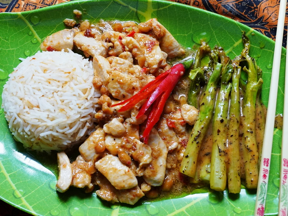 Pikant-scharfes Hühnerfleisch mit Kailan und Reis - Rezept - Bild Nr. 2