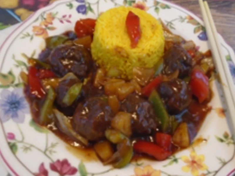 Schweinefleischbällchen mit Wok-Gemüse und gelben Basmatireis - Rezept - Bild Nr. 2