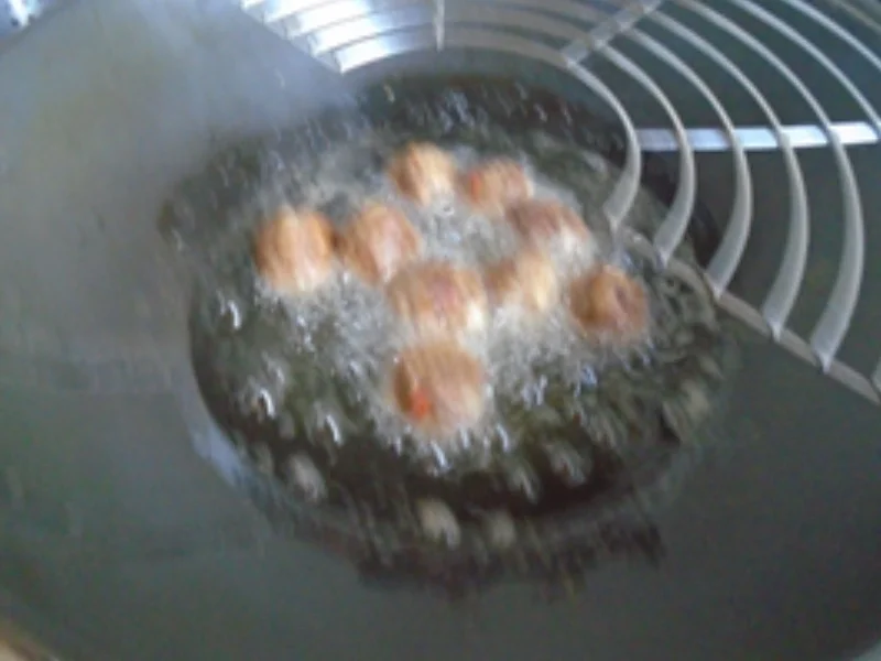 Schweinefleischbällchen mit Wok-Gemüse und gelben Basmatireis - Rezept - Bild Nr. 7