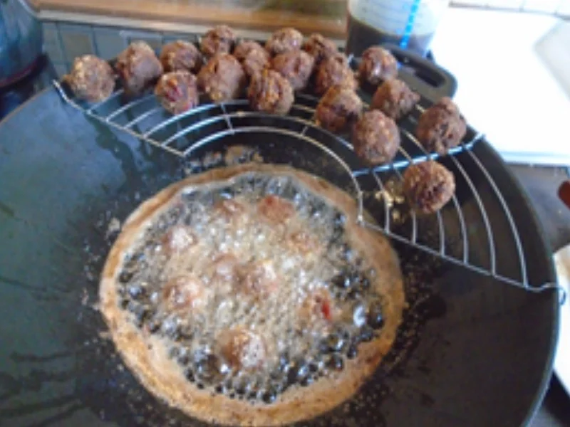 Schweinefleischbällchen mit Wok-Gemüse und gelben Basmatireis - Rezept - Bild Nr. 8