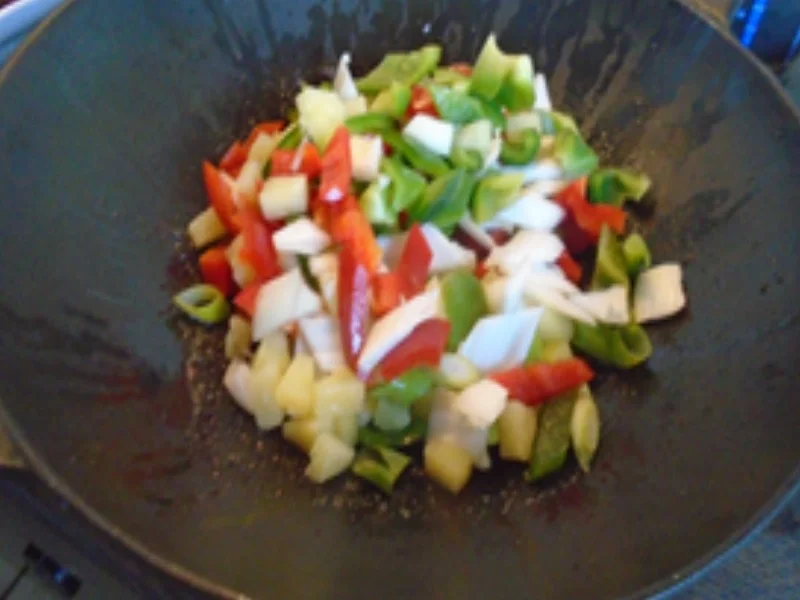 Schweinefleischbällchen mit Wok-Gemüse und gelben Basmatireis - Rezept - Bild Nr. 12